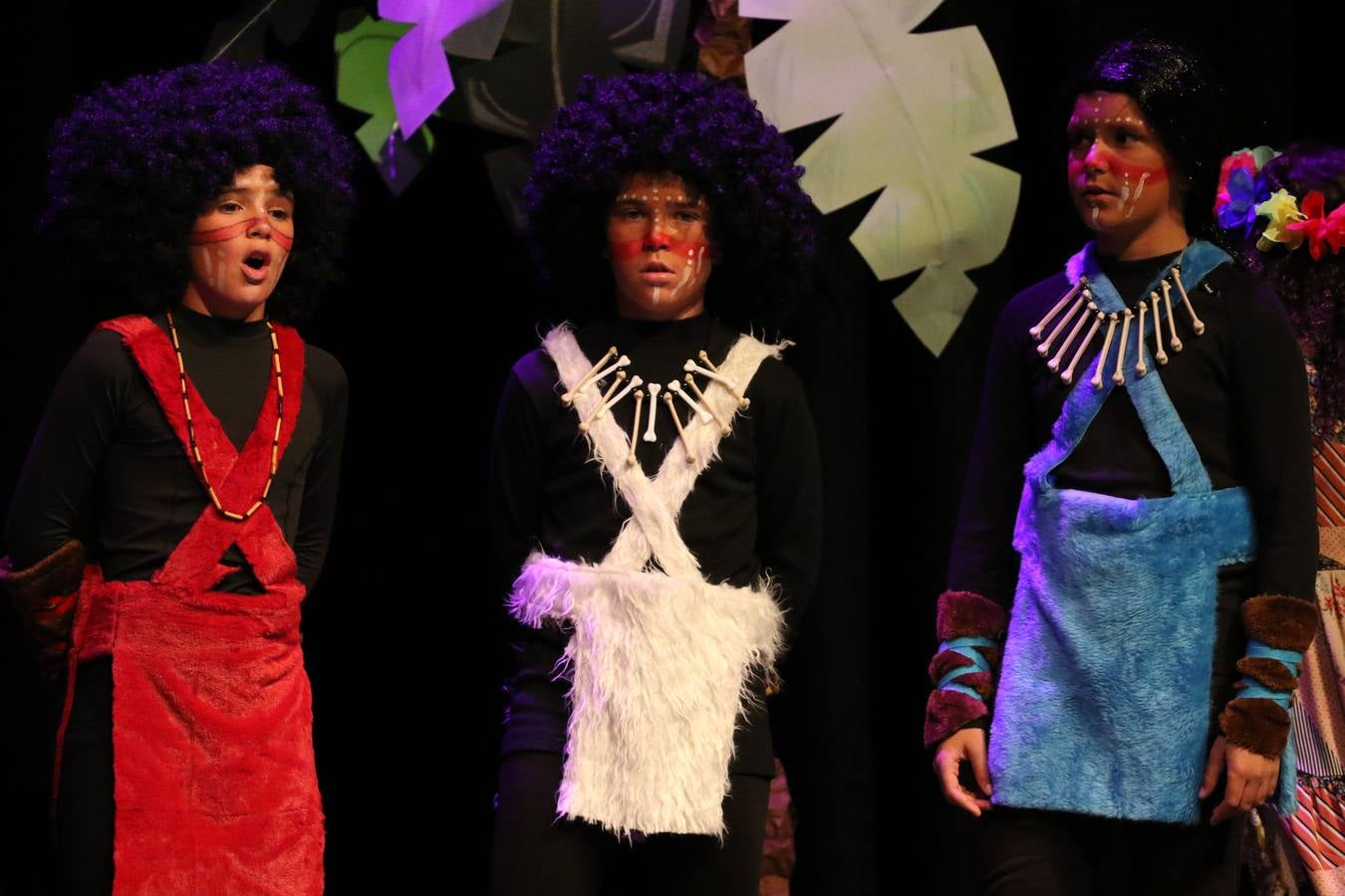 Los alumnos y alumnas de sexto de primaria del C. E. I. P. 'El Rodeo' representaron, ayer, la obra teatral benéfica 'Náufragos, el paraíso perdido', obra de Juan Miguel López Vázquez. La entrada tuvo un precio simbólico de 2 euros que irá destinado a Cruz Roja y 'Andade'. Este sábado, 6 de abril, volverán a representar la citada obra en el Cine-Teatro Balboa, a las 19:30 horas.