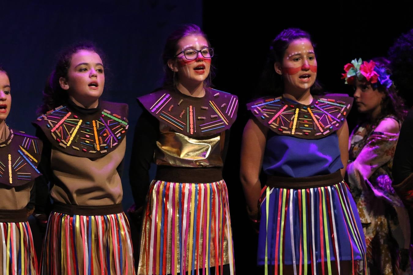 Los alumnos y alumnas de sexto de primaria del C. E. I. P. 'El Rodeo' representaron, ayer, la obra teatral benéfica 'Náufragos, el paraíso perdido', obra de Juan Miguel López Vázquez. La entrada tuvo un precio simbólico de 2 euros que irá destinado a Cruz Roja y 'Andade'. Este sábado, 6 de abril, volverán a representar la citada obra en el Cine-Teatro Balboa, a las 19:30 horas.