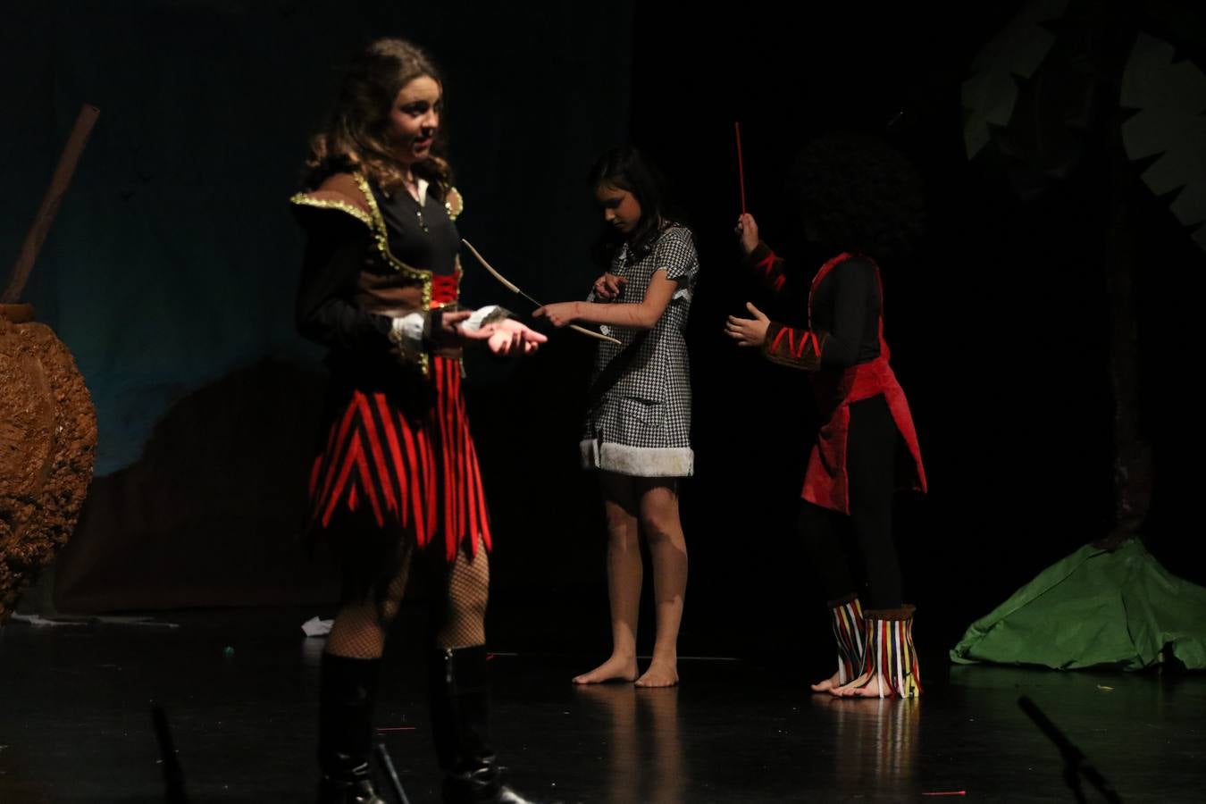 Los alumnos y alumnas de sexto de primaria del C. E. I. P. 'El Rodeo' representaron, ayer, la obra teatral benéfica 'Náufragos, el paraíso perdido', obra de Juan Miguel López Vázquez. La entrada tuvo un precio simbólico de 2 euros que irá destinado a Cruz Roja y 'Andade'. Este sábado, 6 de abril, volverán a representar la citada obra en el Cine-Teatro Balboa, a las 19:30 horas.