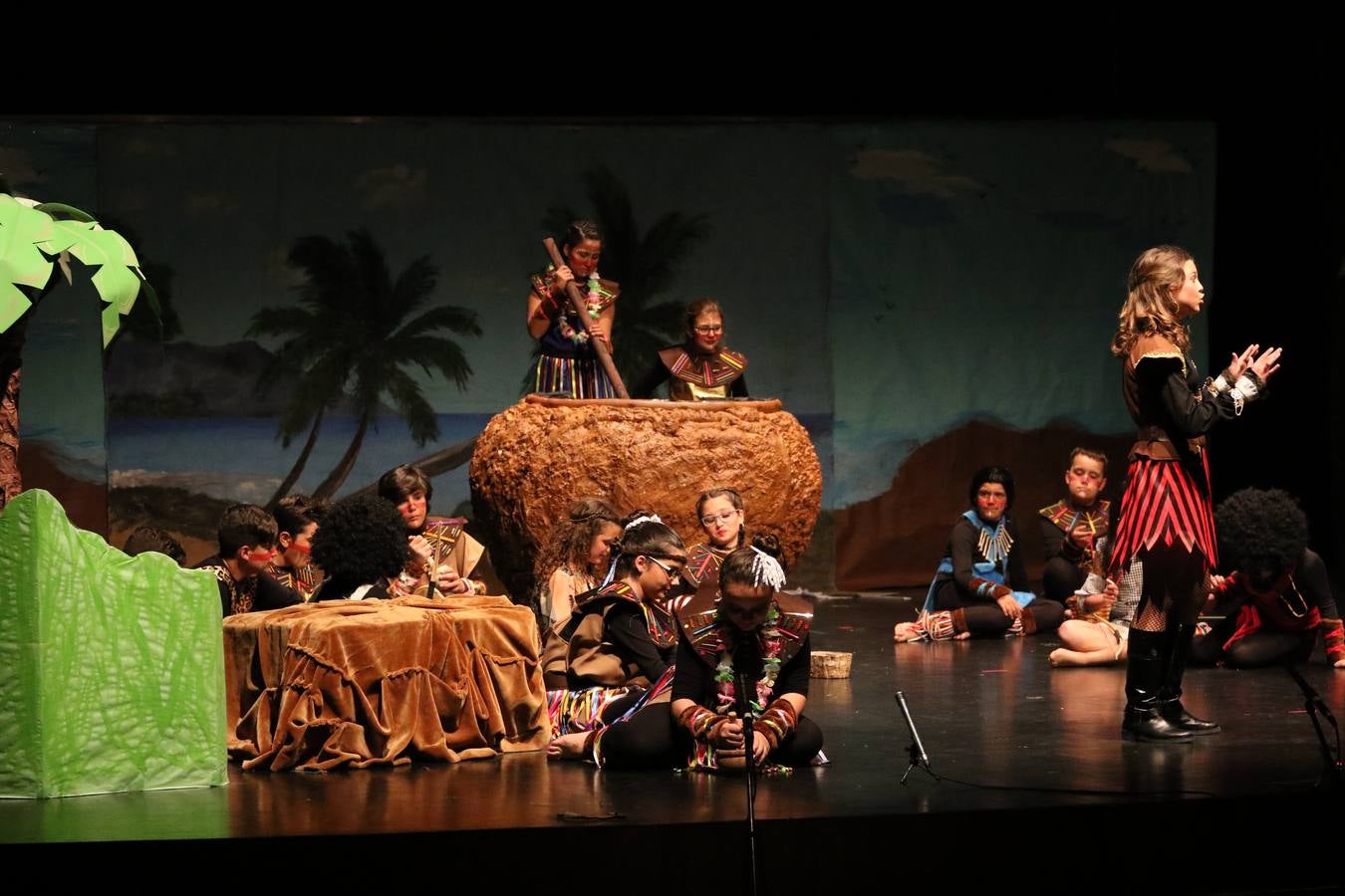 Los alumnos y alumnas de sexto de primaria del C. E. I. P. 'El Rodeo' representaron, ayer, la obra teatral benéfica 'Náufragos, el paraíso perdido', obra de Juan Miguel López Vázquez. La entrada tuvo un precio simbólico de 2 euros que irá destinado a Cruz Roja y 'Andade'. Este sábado, 6 de abril, volverán a representar la citada obra en el Cine-Teatro Balboa, a las 19:30 horas.