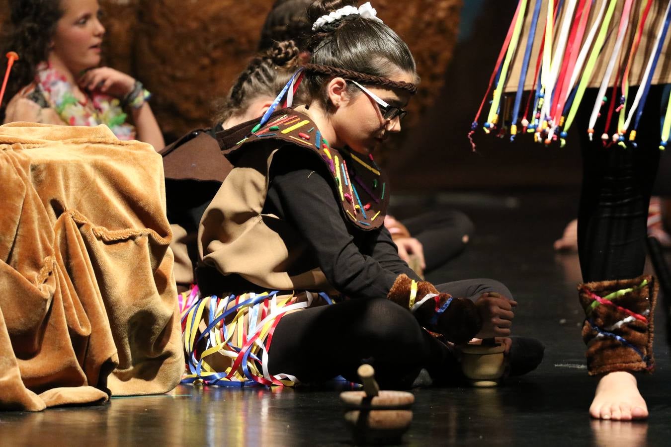 Los alumnos y alumnas de sexto de primaria del C. E. I. P. 'El Rodeo' representaron, ayer, la obra teatral benéfica 'Náufragos, el paraíso perdido', obra de Juan Miguel López Vázquez. La entrada tuvo un precio simbólico de 2 euros que irá destinado a Cruz Roja y 'Andade'. Este sábado, 6 de abril, volverán a representar la citada obra en el Cine-Teatro Balboa, a las 19:30 horas.