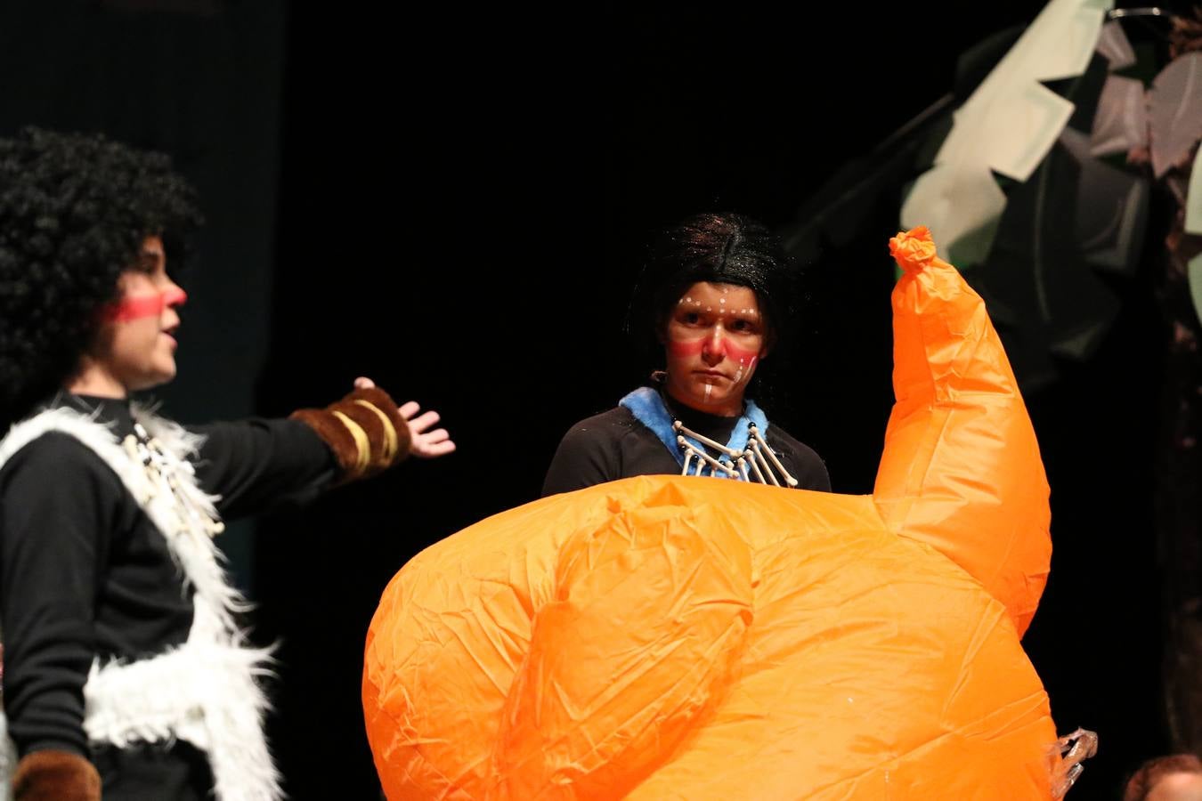 Los alumnos y alumnas de sexto de primaria del C. E. I. P. 'El Rodeo' representaron, ayer, la obra teatral benéfica 'Náufragos, el paraíso perdido', obra de Juan Miguel López Vázquez. La entrada tuvo un precio simbólico de 2 euros que irá destinado a Cruz Roja y 'Andade'. Este sábado, 6 de abril, volverán a representar la citada obra en el Cine-Teatro Balboa, a las 19:30 horas.