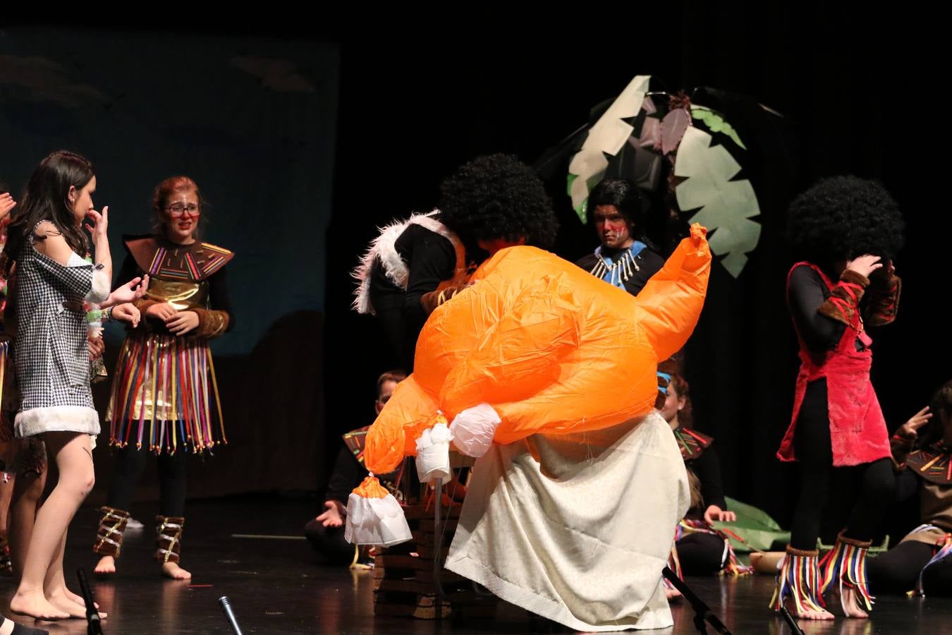 Los alumnos y alumnas de sexto de primaria del C. E. I. P. 'El Rodeo' representaron, ayer, la obra teatral benéfica 'Náufragos, el paraíso perdido', obra de Juan Miguel López Vázquez. La entrada tuvo un precio simbólico de 2 euros que irá destinado a Cruz Roja y 'Andade'. Este sábado, 6 de abril, volverán a representar la citada obra en el Cine-Teatro Balboa, a las 19:30 horas.