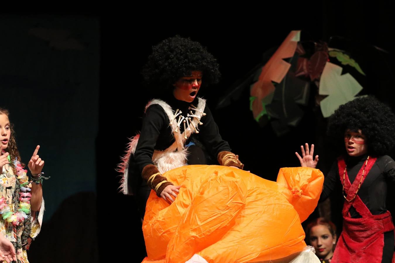 Los alumnos y alumnas de sexto de primaria del C. E. I. P. 'El Rodeo' representaron, ayer, la obra teatral benéfica 'Náufragos, el paraíso perdido', obra de Juan Miguel López Vázquez. La entrada tuvo un precio simbólico de 2 euros que irá destinado a Cruz Roja y 'Andade'. Este sábado, 6 de abril, volverán a representar la citada obra en el Cine-Teatro Balboa, a las 19:30 horas.