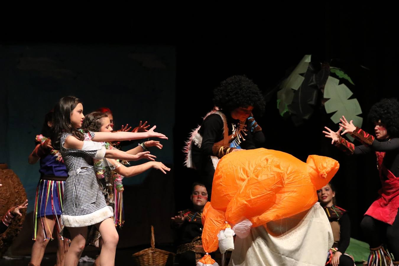 Los alumnos y alumnas de sexto de primaria del C. E. I. P. 'El Rodeo' representaron, ayer, la obra teatral benéfica 'Náufragos, el paraíso perdido', obra de Juan Miguel López Vázquez. La entrada tuvo un precio simbólico de 2 euros que irá destinado a Cruz Roja y 'Andade'. Este sábado, 6 de abril, volverán a representar la citada obra en el Cine-Teatro Balboa, a las 19:30 horas.