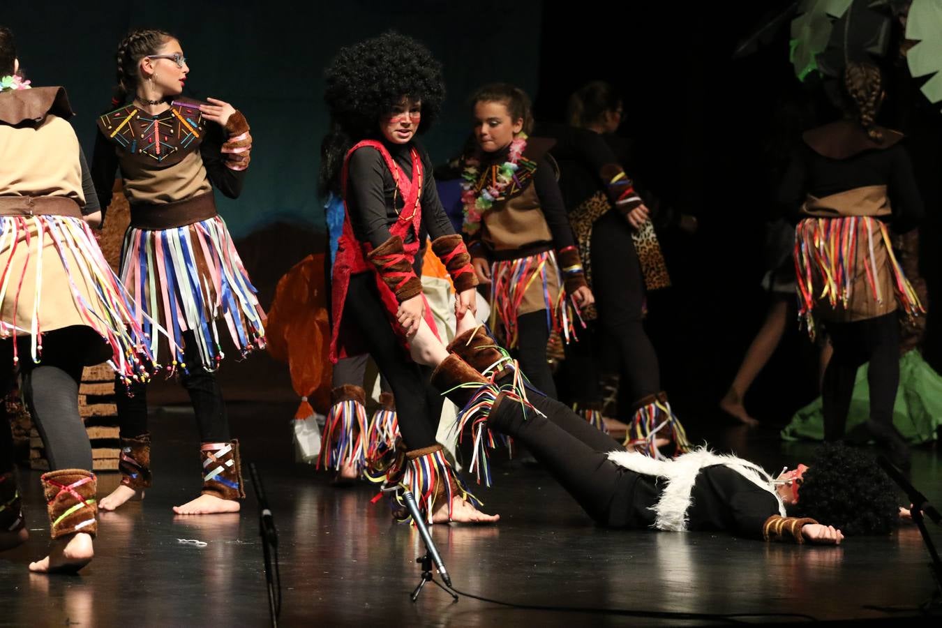 Los alumnos y alumnas de sexto de primaria del C. E. I. P. 'El Rodeo' representaron, ayer, la obra teatral benéfica 'Náufragos, el paraíso perdido', obra de Juan Miguel López Vázquez. La entrada tuvo un precio simbólico de 2 euros que irá destinado a Cruz Roja y 'Andade'. Este sábado, 6 de abril, volverán a representar la citada obra en el Cine-Teatro Balboa, a las 19:30 horas.