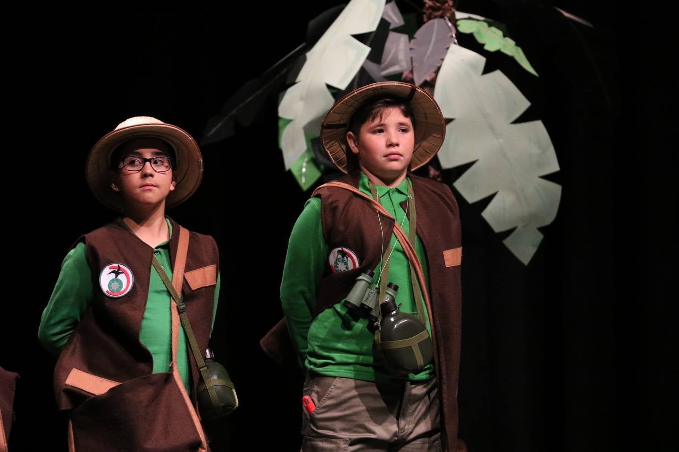 Los alumnos y alumnas de sexto de primaria del C. E. I. P. 'El Rodeo' representaron, ayer, la obra teatral benéfica 'Náufragos, el paraíso perdido', obra de Juan Miguel López Vázquez. La entrada tuvo un precio simbólico de 2 euros que irá destinado a Cruz Roja y 'Andade'. Este sábado, 6 de abril, volverán a representar la citada obra en el Cine-Teatro Balboa, a las 19:30 horas.