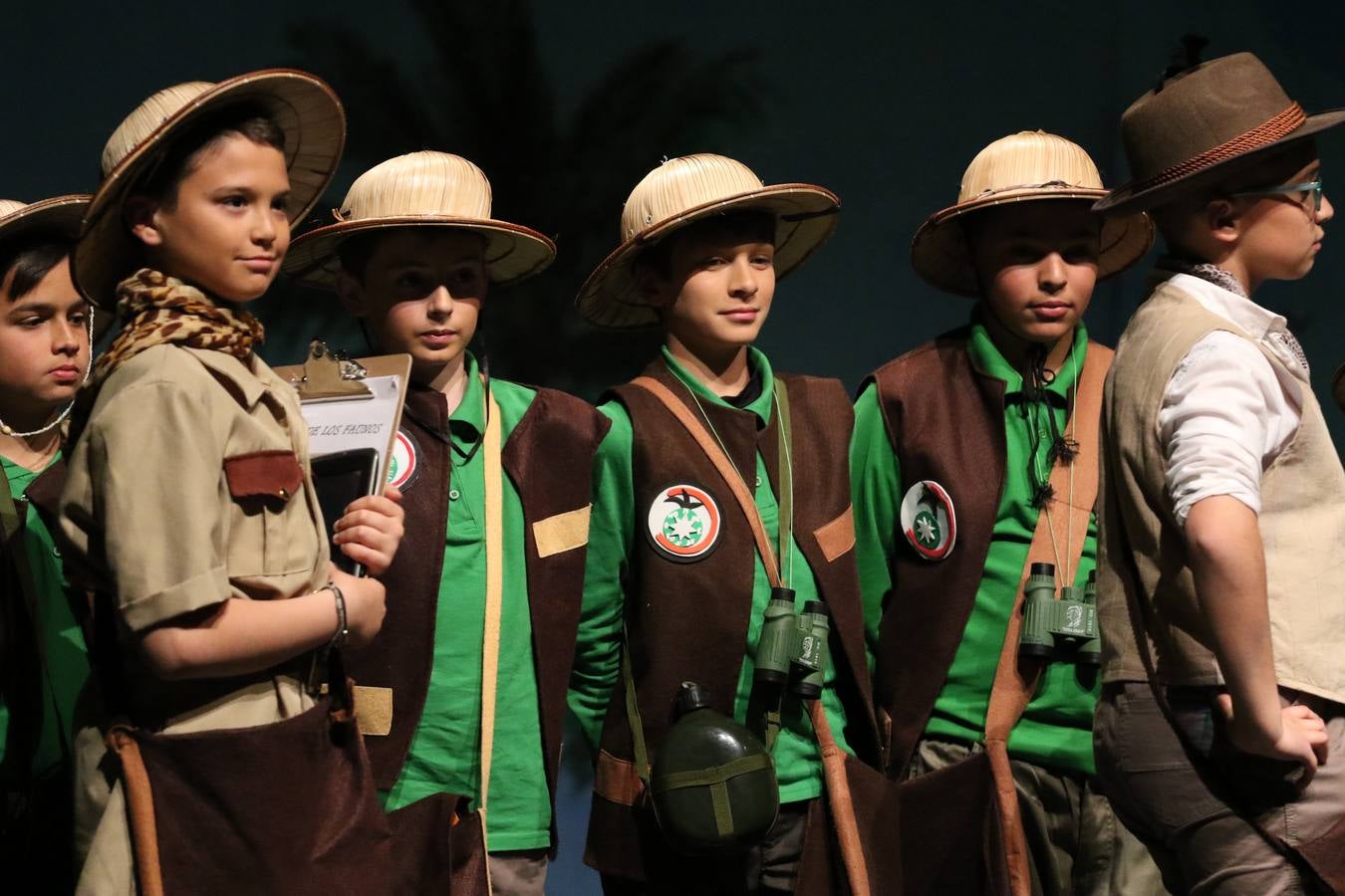 Los alumnos y alumnas de sexto de primaria del C. E. I. P. 'El Rodeo' representaron, ayer, la obra teatral benéfica 'Náufragos, el paraíso perdido', obra de Juan Miguel López Vázquez. La entrada tuvo un precio simbólico de 2 euros que irá destinado a Cruz Roja y 'Andade'. Este sábado, 6 de abril, volverán a representar la citada obra en el Cine-Teatro Balboa, a las 19:30 horas.