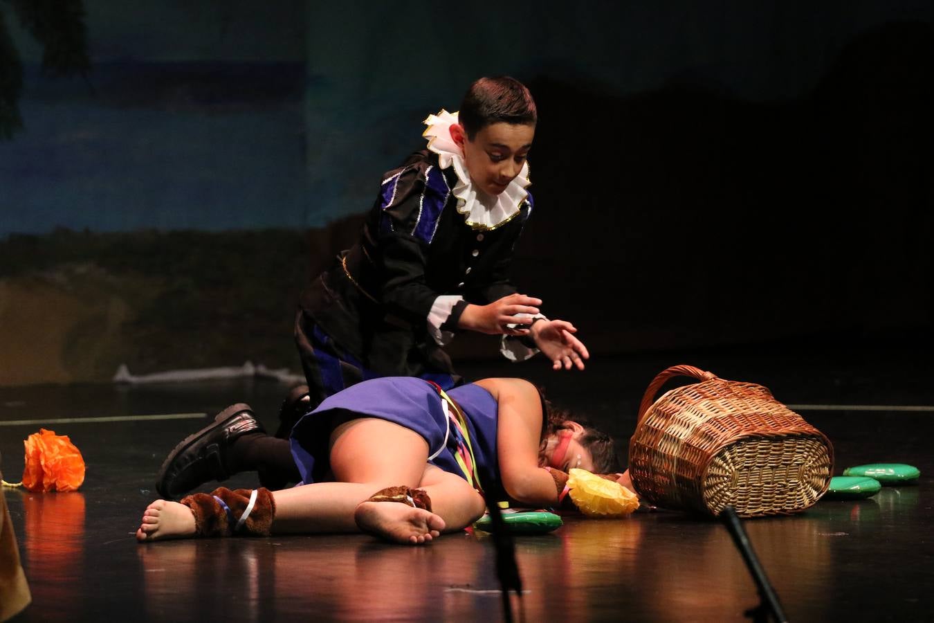 Los alumnos y alumnas de sexto de primaria del C. E. I. P. 'El Rodeo' representaron, ayer, la obra teatral benéfica 'Náufragos, el paraíso perdido', obra de Juan Miguel López Vázquez. La entrada tuvo un precio simbólico de 2 euros que irá destinado a Cruz Roja y 'Andade'. Este sábado, 6 de abril, volverán a representar la citada obra en el Cine-Teatro Balboa, a las 19:30 horas.