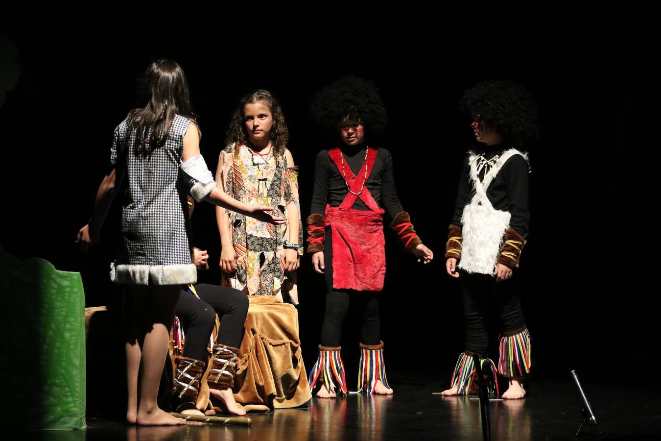 Los alumnos y alumnas de sexto de primaria del C. E. I. P. 'El Rodeo' representaron, ayer, la obra teatral benéfica 'Náufragos, el paraíso perdido', obra de Juan Miguel López Vázquez. La entrada tuvo un precio simbólico de 2 euros que irá destinado a Cruz Roja y 'Andade'. Este sábado, 6 de abril, volverán a representar la citada obra en el Cine-Teatro Balboa, a las 19:30 horas.