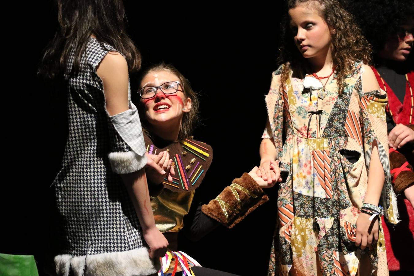 Los alumnos y alumnas de sexto de primaria del C. E. I. P. 'El Rodeo' representaron, ayer, la obra teatral benéfica 'Náufragos, el paraíso perdido', obra de Juan Miguel López Vázquez. La entrada tuvo un precio simbólico de 2 euros que irá destinado a Cruz Roja y 'Andade'. Este sábado, 6 de abril, volverán a representar la citada obra en el Cine-Teatro Balboa, a las 19:30 horas.