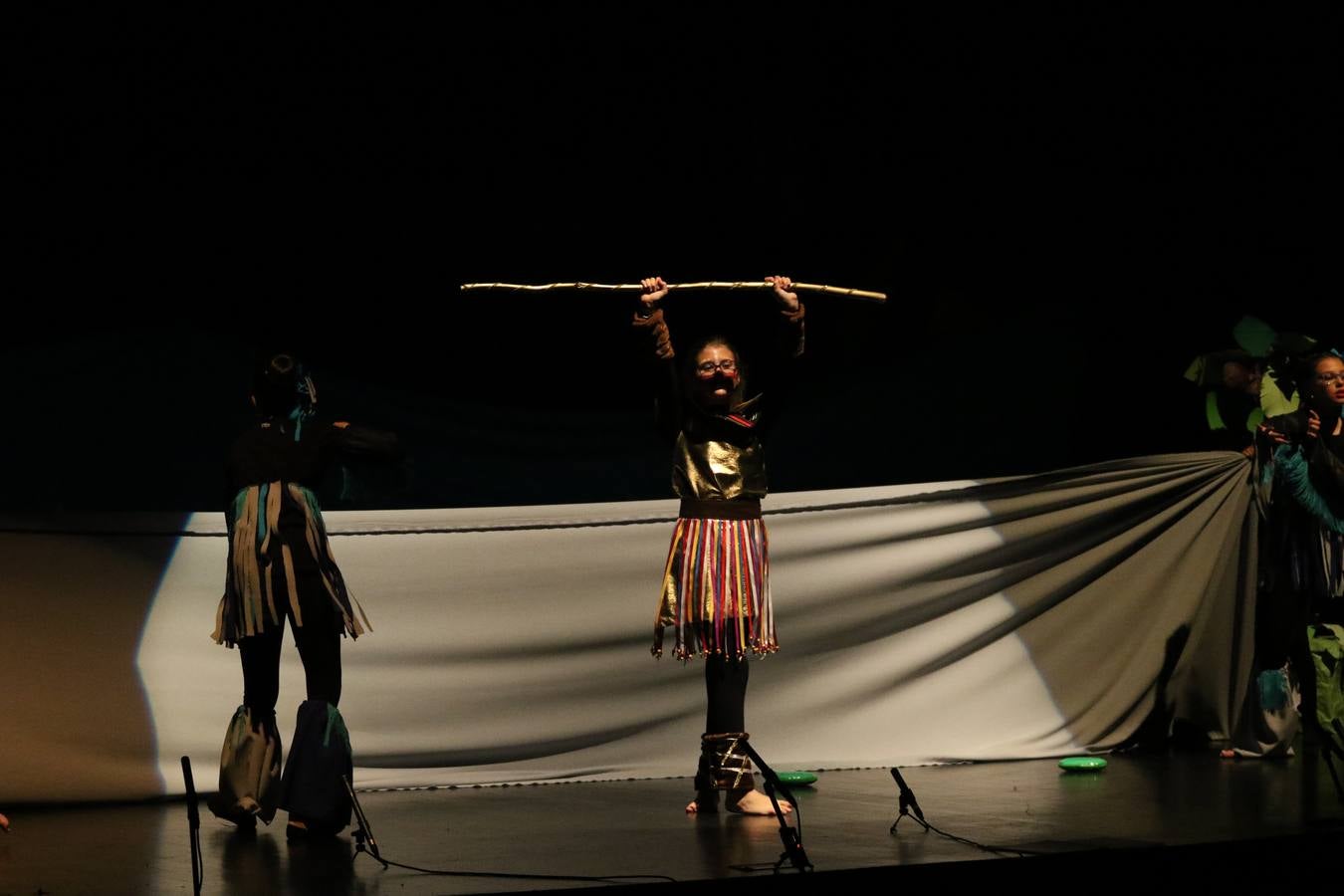 Los alumnos y alumnas de sexto de primaria del C. E. I. P. 'El Rodeo' representaron, ayer, la obra teatral benéfica 'Náufragos, el paraíso perdido', obra de Juan Miguel López Vázquez. La entrada tuvo un precio simbólico de 2 euros que irá destinado a Cruz Roja y 'Andade'. Este sábado, 6 de abril, volverán a representar la citada obra en el Cine-Teatro Balboa, a las 19:30 horas.