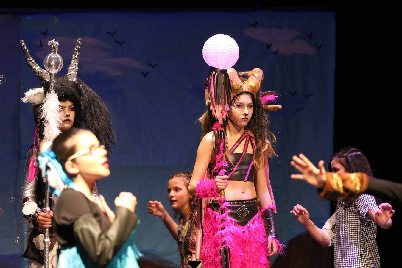 Los alumnos y alumnas de sexto de primaria del C. E. I. P. 'El Rodeo' representaron, ayer, la obra teatral benéfica 'Náufragos, el paraíso perdido', obra de Juan Miguel López Vázquez. La entrada tuvo un precio simbólico de 2 euros que irá destinado a Cruz Roja y 'Andade'. Este sábado, 6 de abril, volverán a representar la citada obra en el Cine-Teatro Balboa, a las 19:30 horas.