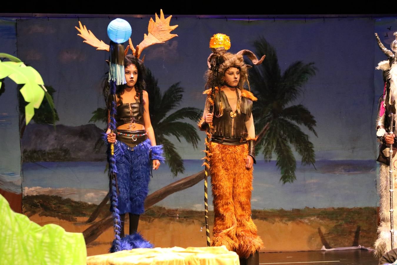 Los alumnos y alumnas de sexto de primaria del C. E. I. P. 'El Rodeo' representaron, ayer, la obra teatral benéfica 'Náufragos, el paraíso perdido', obra de Juan Miguel López Vázquez. La entrada tuvo un precio simbólico de 2 euros que irá destinado a Cruz Roja y 'Andade'. Este sábado, 6 de abril, volverán a representar la citada obra en el Cine-Teatro Balboa, a las 19:30 horas.