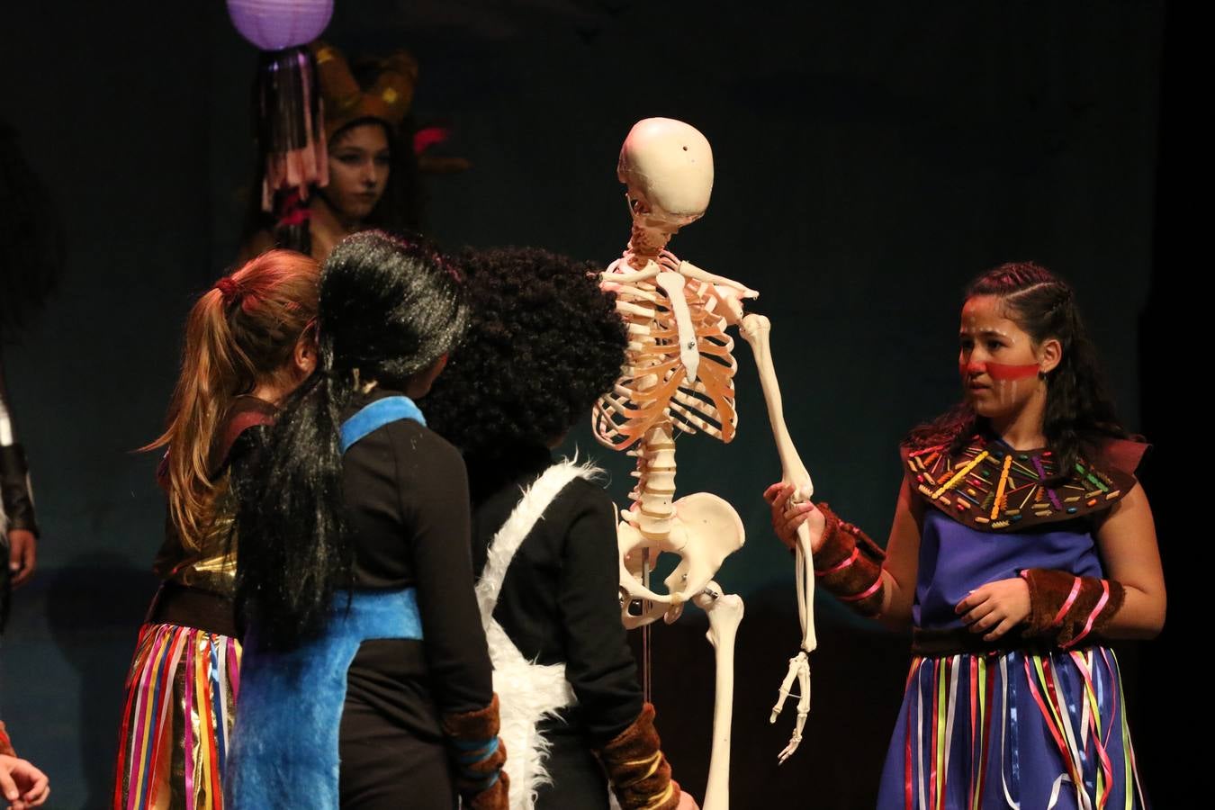Los alumnos y alumnas de sexto de primaria del C. E. I. P. 'El Rodeo' representaron, ayer, la obra teatral benéfica 'Náufragos, el paraíso perdido', obra de Juan Miguel López Vázquez. La entrada tuvo un precio simbólico de 2 euros que irá destinado a Cruz Roja y 'Andade'. Este sábado, 6 de abril, volverán a representar la citada obra en el Cine-Teatro Balboa, a las 19:30 horas.