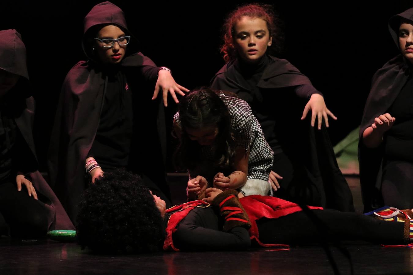 Los alumnos y alumnas de sexto de primaria del C. E. I. P. 'El Rodeo' representaron, ayer, la obra teatral benéfica 'Náufragos, el paraíso perdido', obra de Juan Miguel López Vázquez. La entrada tuvo un precio simbólico de 2 euros que irá destinado a Cruz Roja y 'Andade'. Este sábado, 6 de abril, volverán a representar la citada obra en el Cine-Teatro Balboa, a las 19:30 horas.