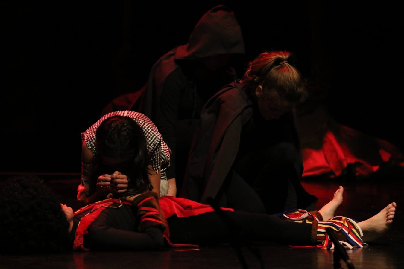 Los alumnos y alumnas de sexto de primaria del C. E. I. P. 'El Rodeo' representaron, ayer, la obra teatral benéfica 'Náufragos, el paraíso perdido', obra de Juan Miguel López Vázquez. La entrada tuvo un precio simbólico de 2 euros que irá destinado a Cruz Roja y 'Andade'. Este sábado, 6 de abril, volverán a representar la citada obra en el Cine-Teatro Balboa, a las 19:30 horas.