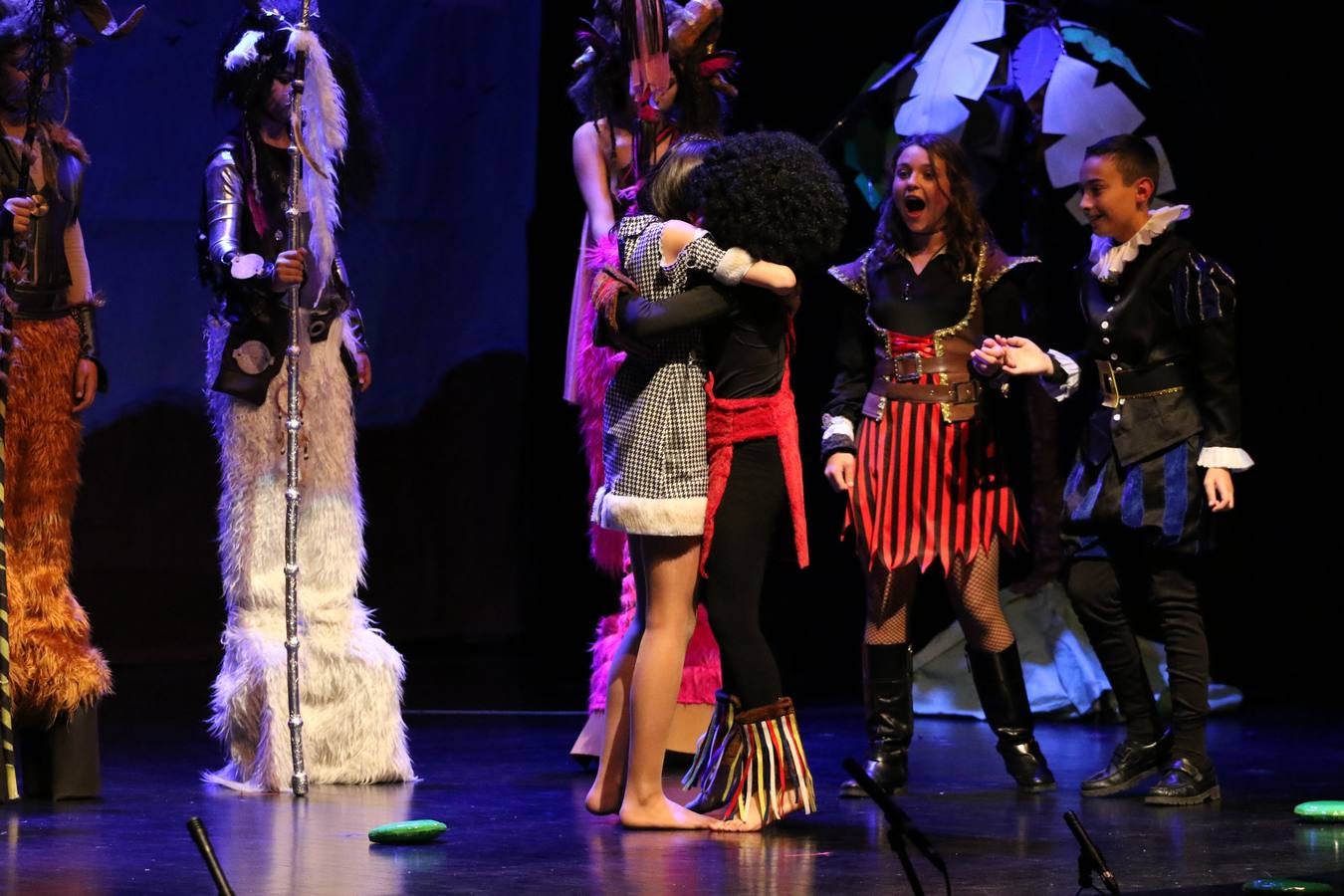 Los alumnos y alumnas de sexto de primaria del C. E. I. P. 'El Rodeo' representaron, ayer, la obra teatral benéfica 'Náufragos, el paraíso perdido', obra de Juan Miguel López Vázquez. La entrada tuvo un precio simbólico de 2 euros que irá destinado a Cruz Roja y 'Andade'. Este sábado, 6 de abril, volverán a representar la citada obra en el Cine-Teatro Balboa, a las 19:30 horas.