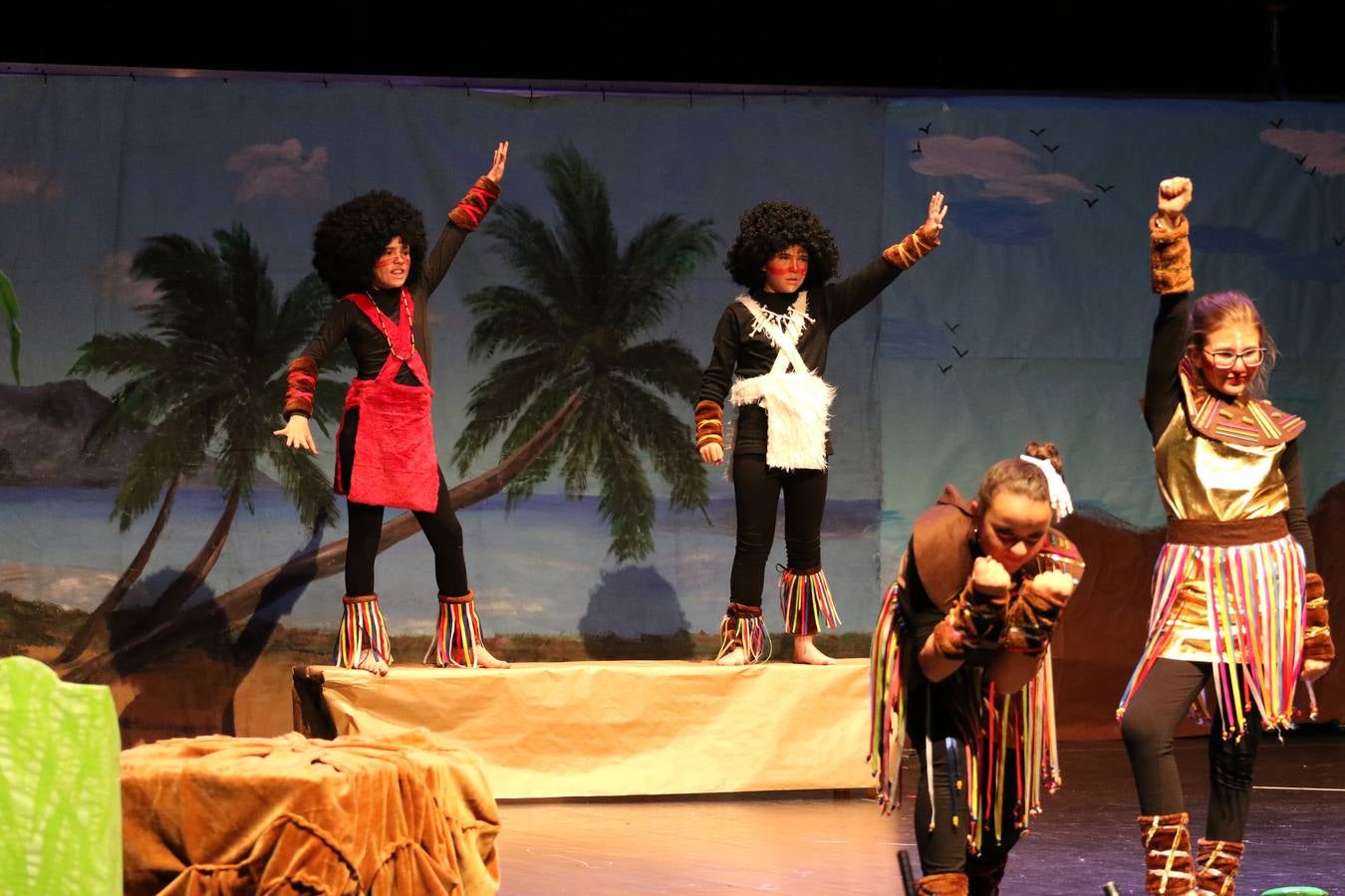 Los alumnos y alumnas de sexto de primaria del C. E. I. P. 'El Rodeo' representaron, ayer, la obra teatral benéfica 'Náufragos, el paraíso perdido', obra de Juan Miguel López Vázquez. La entrada tuvo un precio simbólico de 2 euros que irá destinado a Cruz Roja y 'Andade'. Este sábado, 6 de abril, volverán a representar la citada obra en el Cine-Teatro Balboa, a las 19:30 horas.