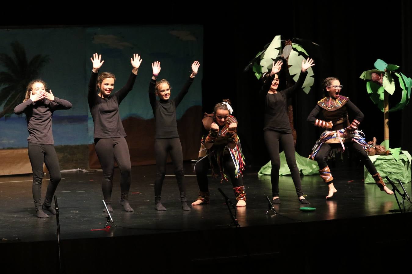 Los alumnos y alumnas de sexto de primaria del C. E. I. P. 'El Rodeo' representaron, ayer, la obra teatral benéfica 'Náufragos, el paraíso perdido', obra de Juan Miguel López Vázquez. La entrada tuvo un precio simbólico de 2 euros que irá destinado a Cruz Roja y 'Andade'. Este sábado, 6 de abril, volverán a representar la citada obra en el Cine-Teatro Balboa, a las 19:30 horas.