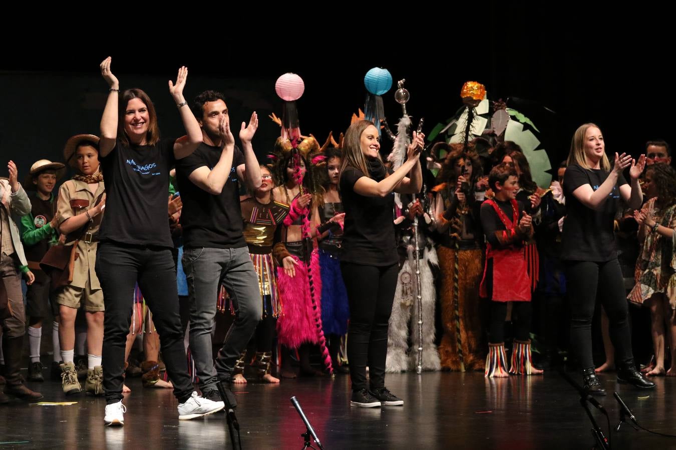 Los alumnos y alumnas de sexto de primaria del C. E. I. P. 'El Rodeo' representaron, ayer, la obra teatral benéfica 'Náufragos, el paraíso perdido', obra de Juan Miguel López Vázquez. La entrada tuvo un precio simbólico de 2 euros que irá destinado a Cruz Roja y 'Andade'. Este sábado, 6 de abril, volverán a representar la citada obra en el Cine-Teatro Balboa, a las 19:30 horas.