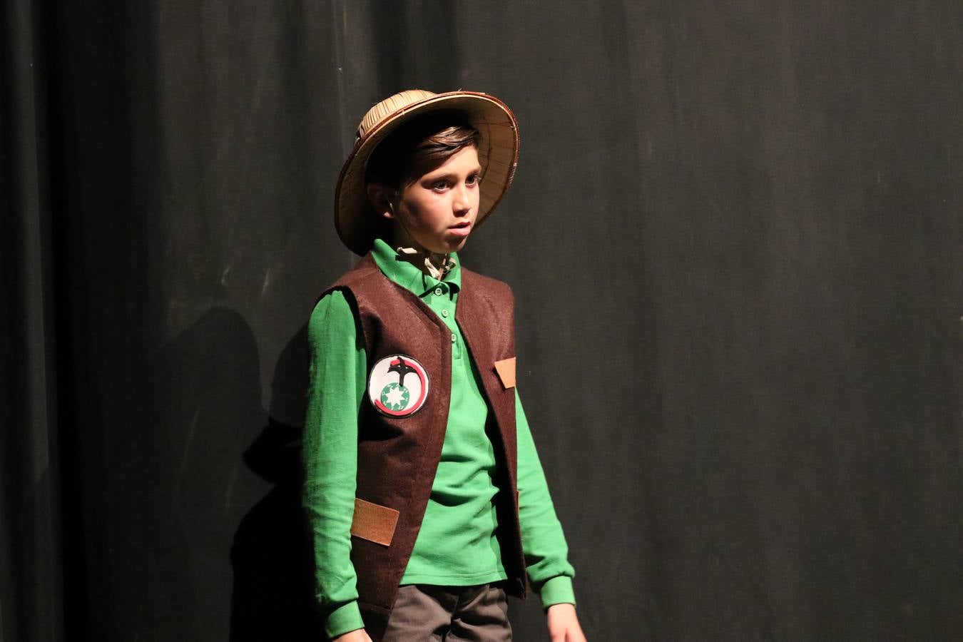 Los alumnos y alumnas de sexto de primaria del C. E. I. P. 'El Rodeo' representaron, ayer, la obra teatral benéfica 'Náufragos, el paraíso perdido', obra de Juan Miguel López Vázquez. La entrada tuvo un precio simbólico de 2 euros que irá destinado a Cruz Roja y 'Andade'. Este sábado, 6 de abril, volverán a representar la citada obra en el Cine-Teatro Balboa, a las 19:30 horas.