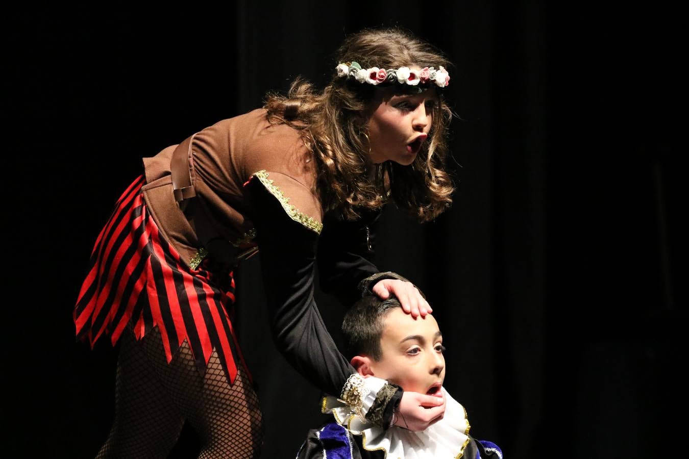 Los alumnos y alumnas de sexto de primaria del C. E. I. P. 'El Rodeo' representaron, ayer, la obra teatral benéfica 'Náufragos, el paraíso perdido', obra de Juan Miguel López Vázquez. La entrada tuvo un precio simbólico de 2 euros que irá destinado a Cruz Roja y 'Andade'. Este sábado, 6 de abril, volverán a representar la citada obra en el Cine-Teatro Balboa, a las 19:30 horas.