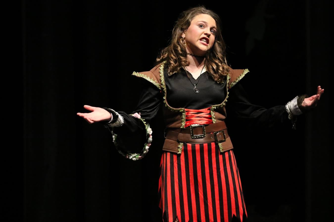 Los alumnos y alumnas de sexto de primaria del C. E. I. P. 'El Rodeo' representaron, ayer, la obra teatral benéfica 'Náufragos, el paraíso perdido', obra de Juan Miguel López Vázquez. La entrada tuvo un precio simbólico de 2 euros que irá destinado a Cruz Roja y 'Andade'. Este sábado, 6 de abril, volverán a representar la citada obra en el Cine-Teatro Balboa, a las 19:30 horas.