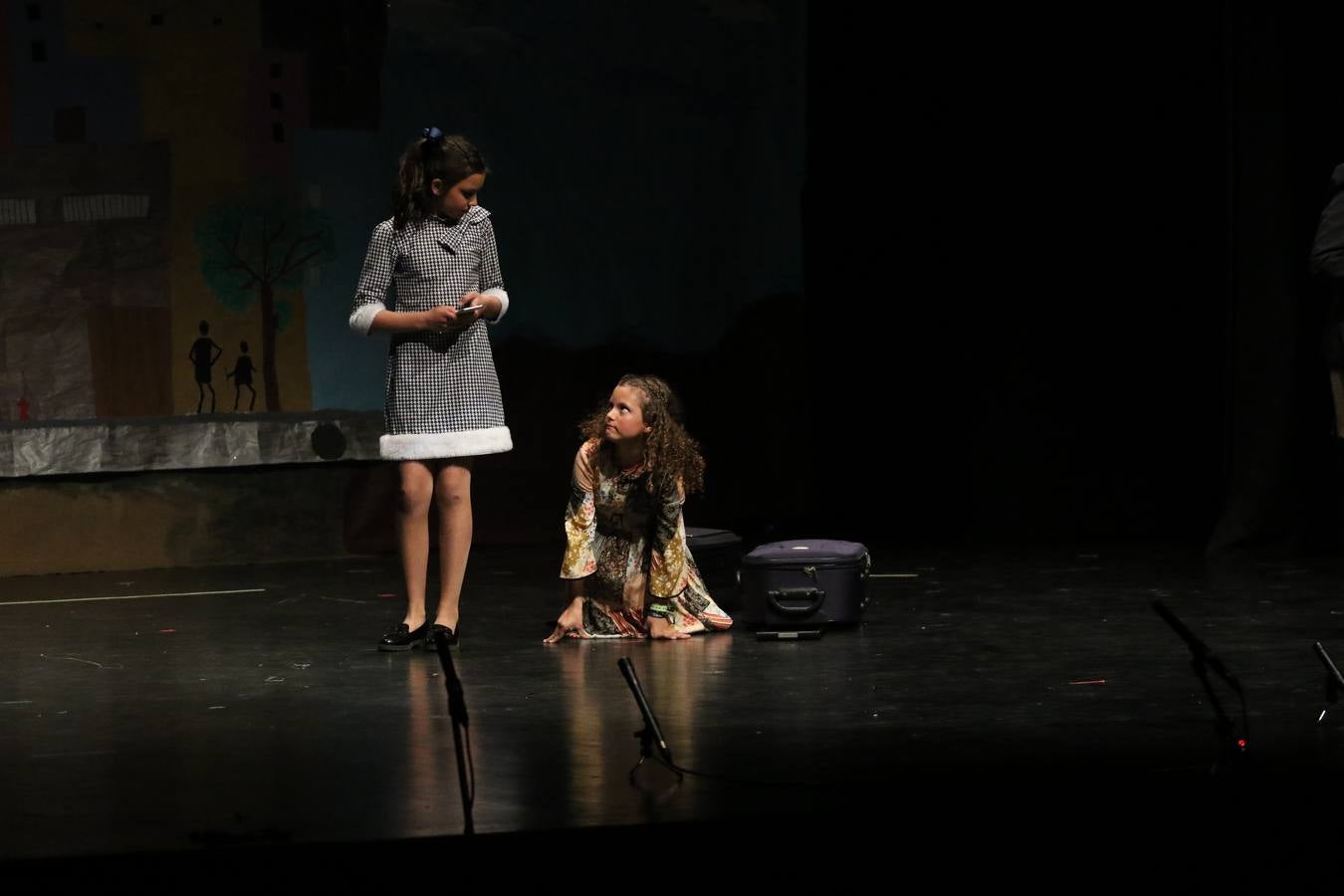 Los alumnos y alumnas de sexto de primaria del C. E. I. P. 'El Rodeo' representaron, ayer, la obra teatral benéfica 'Náufragos, el paraíso perdido', obra de Juan Miguel López Vázquez. La entrada tuvo un precio simbólico de 2 euros que irá destinado a Cruz Roja y 'Andade'. Este sábado, 6 de abril, volverán a representar la citada obra en el Cine-Teatro Balboa, a las 19:30 horas.