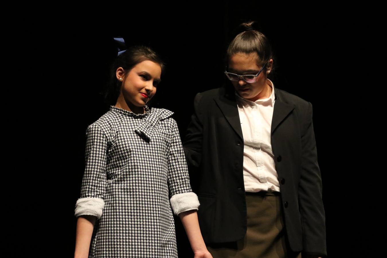 Los alumnos y alumnas de sexto de primaria del C. E. I. P. 'El Rodeo' representaron, ayer, la obra teatral benéfica 'Náufragos, el paraíso perdido', obra de Juan Miguel López Vázquez. La entrada tuvo un precio simbólico de 2 euros que irá destinado a Cruz Roja y 'Andade'. Este sábado, 6 de abril, volverán a representar la citada obra en el Cine-Teatro Balboa, a las 19:30 horas.