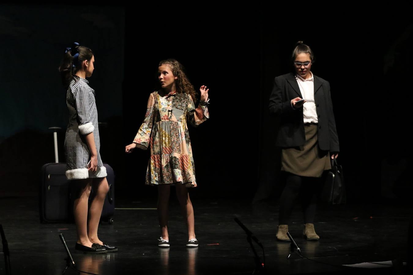 Los alumnos y alumnas de sexto de primaria del C. E. I. P. 'El Rodeo' representaron, ayer, la obra teatral benéfica 'Náufragos, el paraíso perdido', obra de Juan Miguel López Vázquez. La entrada tuvo un precio simbólico de 2 euros que irá destinado a Cruz Roja y 'Andade'. Este sábado, 6 de abril, volverán a representar la citada obra en el Cine-Teatro Balboa, a las 19:30 horas.