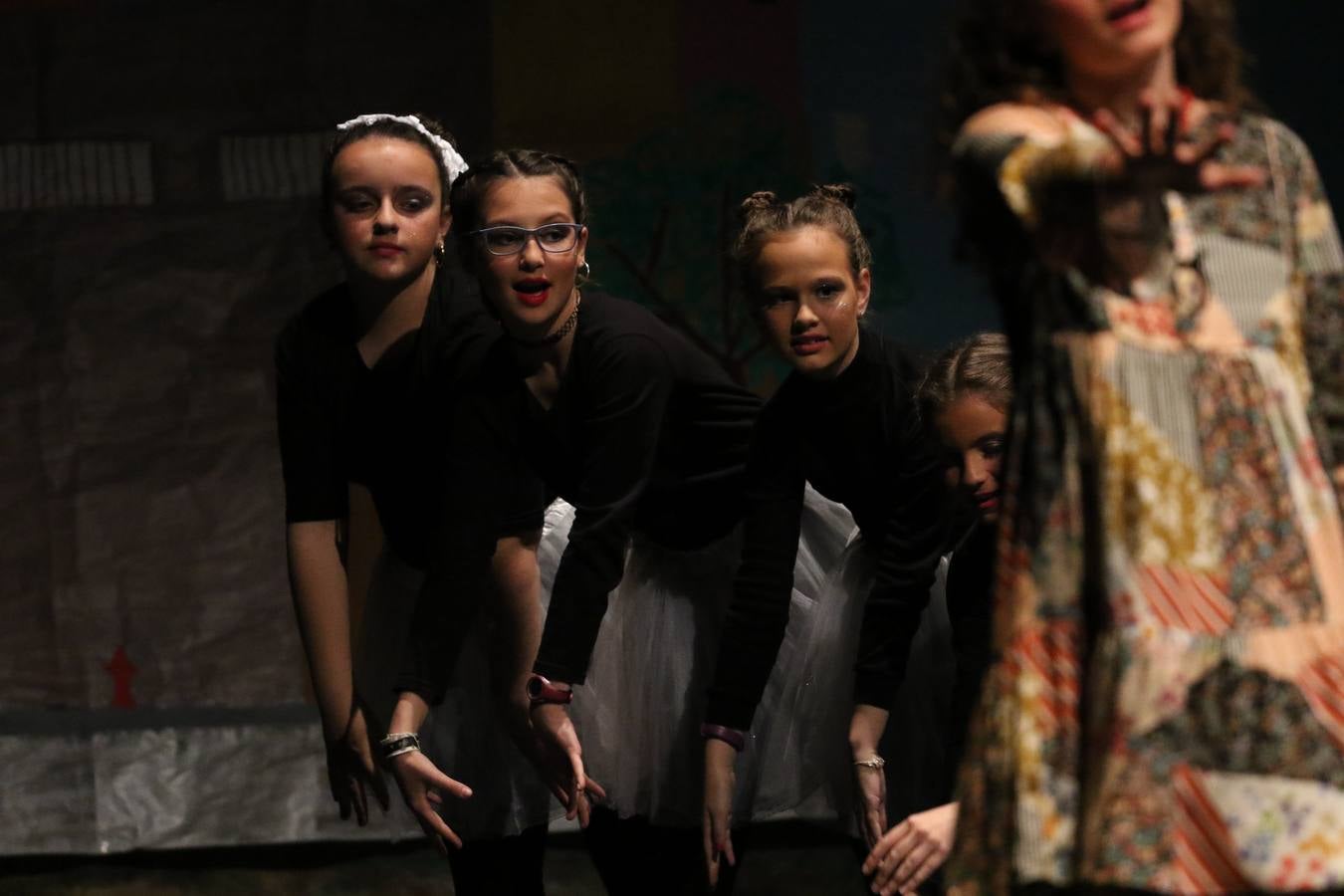 Los alumnos y alumnas de sexto de primaria del C. E. I. P. 'El Rodeo' representaron, ayer, la obra teatral benéfica 'Náufragos, el paraíso perdido', obra de Juan Miguel López Vázquez. La entrada tuvo un precio simbólico de 2 euros que irá destinado a Cruz Roja y 'Andade'. Este sábado, 6 de abril, volverán a representar la citada obra en el Cine-Teatro Balboa, a las 19:30 horas.