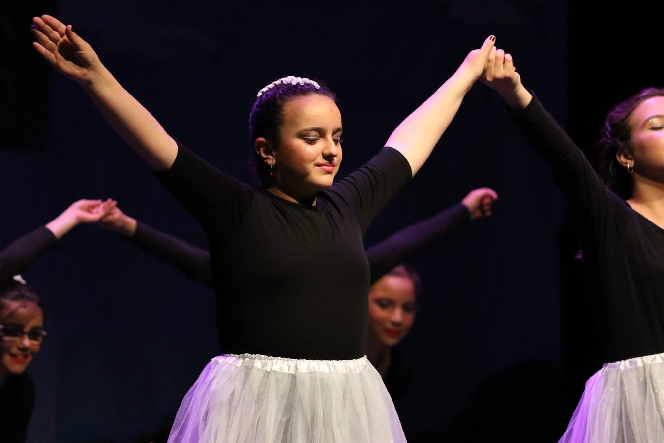 Los alumnos y alumnas de sexto de primaria del C. E. I. P. 'El Rodeo' representaron, ayer, la obra teatral benéfica 'Náufragos, el paraíso perdido', obra de Juan Miguel López Vázquez. La entrada tuvo un precio simbólico de 2 euros que irá destinado a Cruz Roja y 'Andade'. Este sábado, 6 de abril, volverán a representar la citada obra en el Cine-Teatro Balboa, a las 19:30 horas.