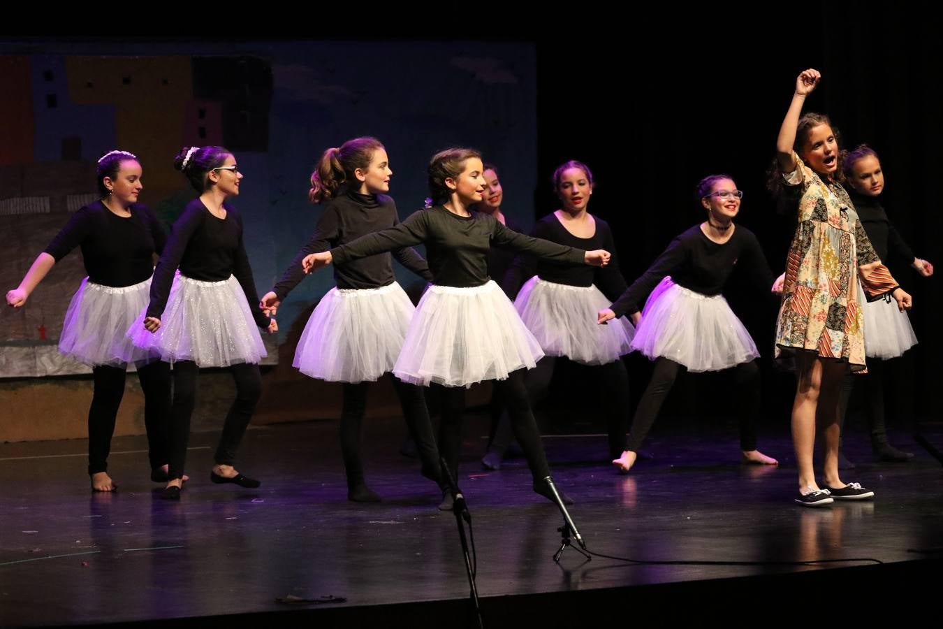 Los alumnos y alumnas de sexto de primaria del C. E. I. P. 'El Rodeo' representaron, ayer, la obra teatral benéfica 'Náufragos, el paraíso perdido', obra de Juan Miguel López Vázquez. La entrada tuvo un precio simbólico de 2 euros que irá destinado a Cruz Roja y 'Andade'. Este sábado, 6 de abril, volverán a representar la citada obra en el Cine-Teatro Balboa, a las 19:30 horas.