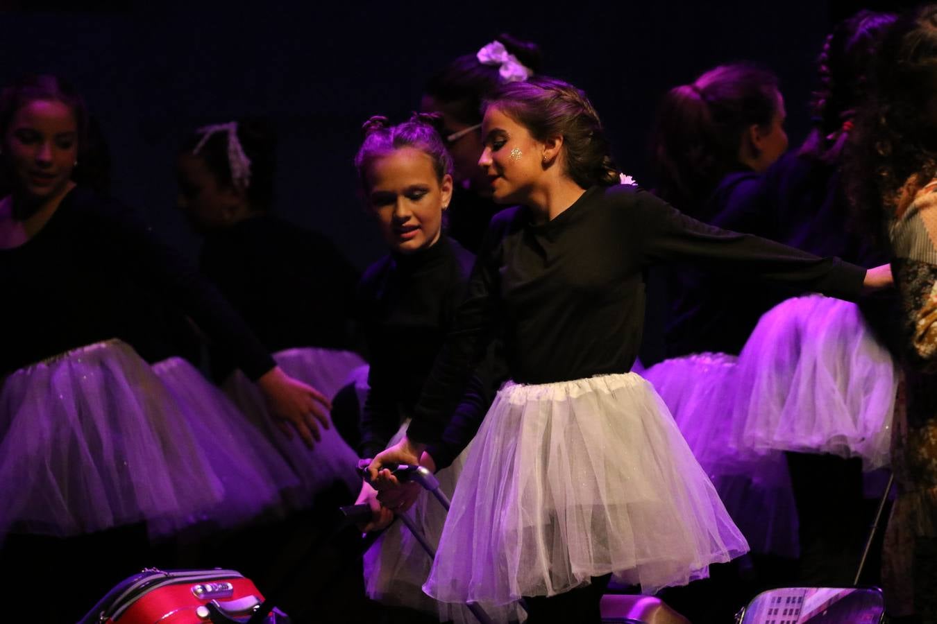 Los alumnos y alumnas de sexto de primaria del C. E. I. P. 'El Rodeo' representaron, ayer, la obra teatral benéfica 'Náufragos, el paraíso perdido', obra de Juan Miguel López Vázquez. La entrada tuvo un precio simbólico de 2 euros que irá destinado a Cruz Roja y 'Andade'. Este sábado, 6 de abril, volverán a representar la citada obra en el Cine-Teatro Balboa, a las 19:30 horas.