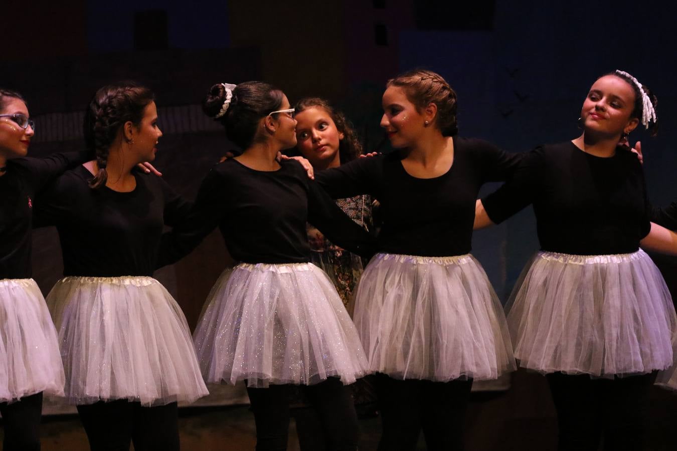 Los alumnos y alumnas de sexto de primaria del C. E. I. P. 'El Rodeo' representaron, ayer, la obra teatral benéfica 'Náufragos, el paraíso perdido', obra de Juan Miguel López Vázquez. La entrada tuvo un precio simbólico de 2 euros que irá destinado a Cruz Roja y 'Andade'. Este sábado, 6 de abril, volverán a representar la citada obra en el Cine-Teatro Balboa, a las 19:30 horas.