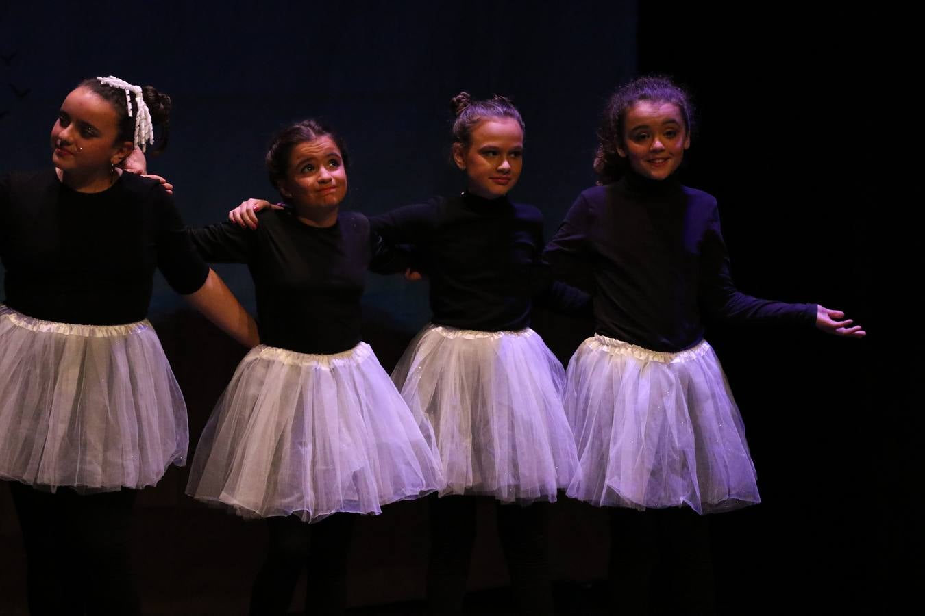 Los alumnos y alumnas de sexto de primaria del C. E. I. P. 'El Rodeo' representaron, ayer, la obra teatral benéfica 'Náufragos, el paraíso perdido', obra de Juan Miguel López Vázquez. La entrada tuvo un precio simbólico de 2 euros que irá destinado a Cruz Roja y 'Andade'. Este sábado, 6 de abril, volverán a representar la citada obra en el Cine-Teatro Balboa, a las 19:30 horas.