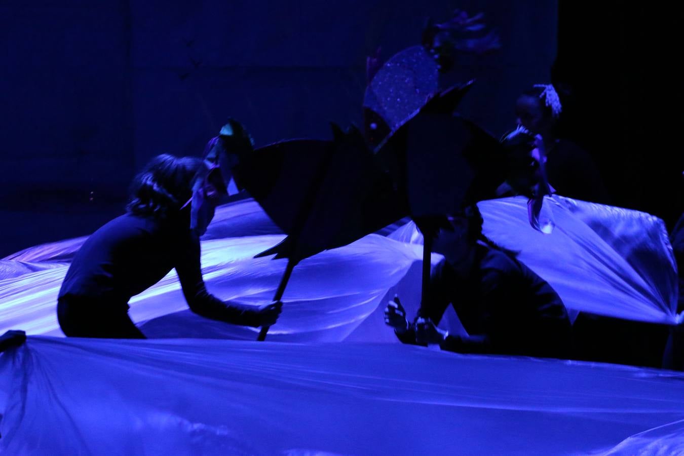 Los alumnos y alumnas de sexto de primaria del C. E. I. P. 'El Rodeo' representaron, ayer, la obra teatral benéfica 'Náufragos, el paraíso perdido', obra de Juan Miguel López Vázquez. La entrada tuvo un precio simbólico de 2 euros que irá destinado a Cruz Roja y 'Andade'. Este sábado, 6 de abril, volverán a representar la citada obra en el Cine-Teatro Balboa, a las 19:30 horas.