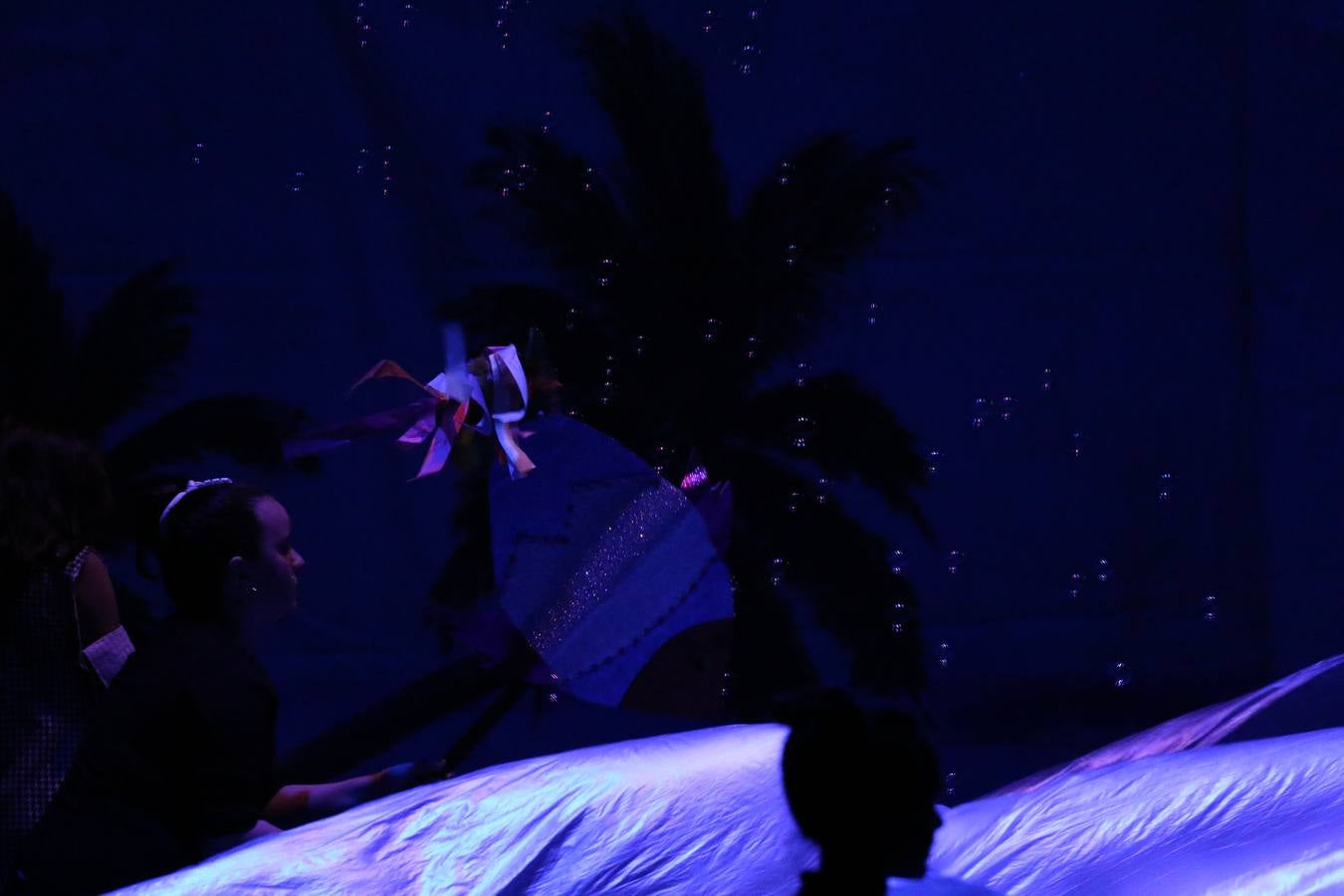 Los alumnos y alumnas de sexto de primaria del C. E. I. P. 'El Rodeo' representaron, ayer, la obra teatral benéfica 'Náufragos, el paraíso perdido', obra de Juan Miguel López Vázquez. La entrada tuvo un precio simbólico de 2 euros que irá destinado a Cruz Roja y 'Andade'. Este sábado, 6 de abril, volverán a representar la citada obra en el Cine-Teatro Balboa, a las 19:30 horas.