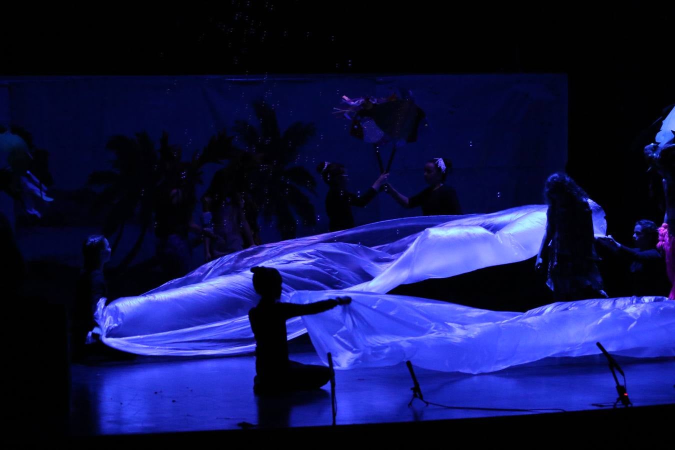 Los alumnos y alumnas de sexto de primaria del C. E. I. P. 'El Rodeo' representaron, ayer, la obra teatral benéfica 'Náufragos, el paraíso perdido', obra de Juan Miguel López Vázquez. La entrada tuvo un precio simbólico de 2 euros que irá destinado a Cruz Roja y 'Andade'. Este sábado, 6 de abril, volverán a representar la citada obra en el Cine-Teatro Balboa, a las 19:30 horas.