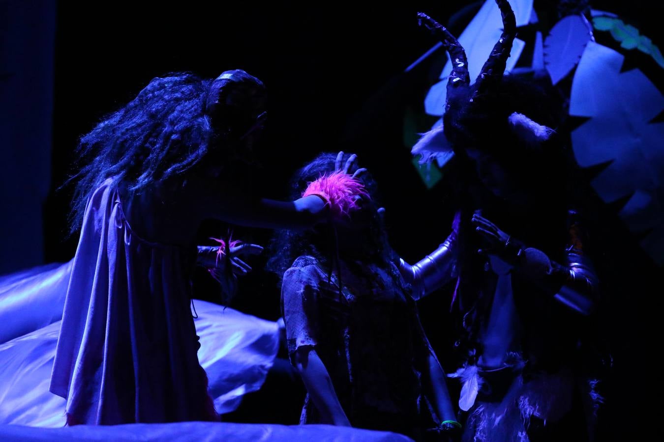 Los alumnos y alumnas de sexto de primaria del C. E. I. P. 'El Rodeo' representaron, ayer, la obra teatral benéfica 'Náufragos, el paraíso perdido', obra de Juan Miguel López Vázquez. La entrada tuvo un precio simbólico de 2 euros que irá destinado a Cruz Roja y 'Andade'. Este sábado, 6 de abril, volverán a representar la citada obra en el Cine-Teatro Balboa, a las 19:30 horas.