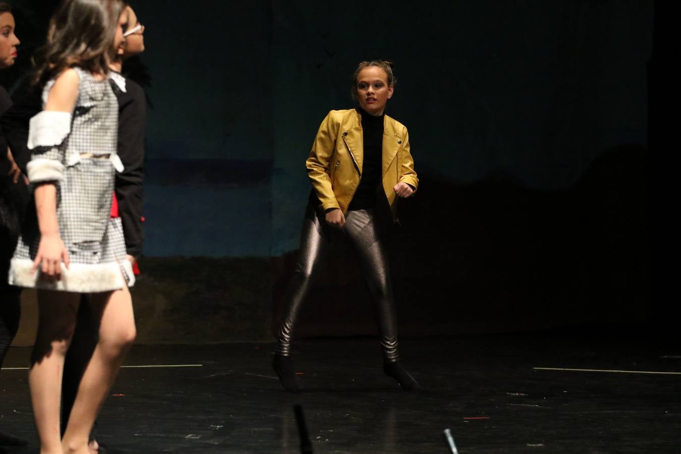 Los alumnos y alumnas de sexto de primaria del C. E. I. P. 'El Rodeo' representaron, ayer, la obra teatral benéfica 'Náufragos, el paraíso perdido', obra de Juan Miguel López Vázquez. La entrada tuvo un precio simbólico de 2 euros que irá destinado a Cruz Roja y 'Andade'. Este sábado, 6 de abril, volverán a representar la citada obra en el Cine-Teatro Balboa, a las 19:30 horas.