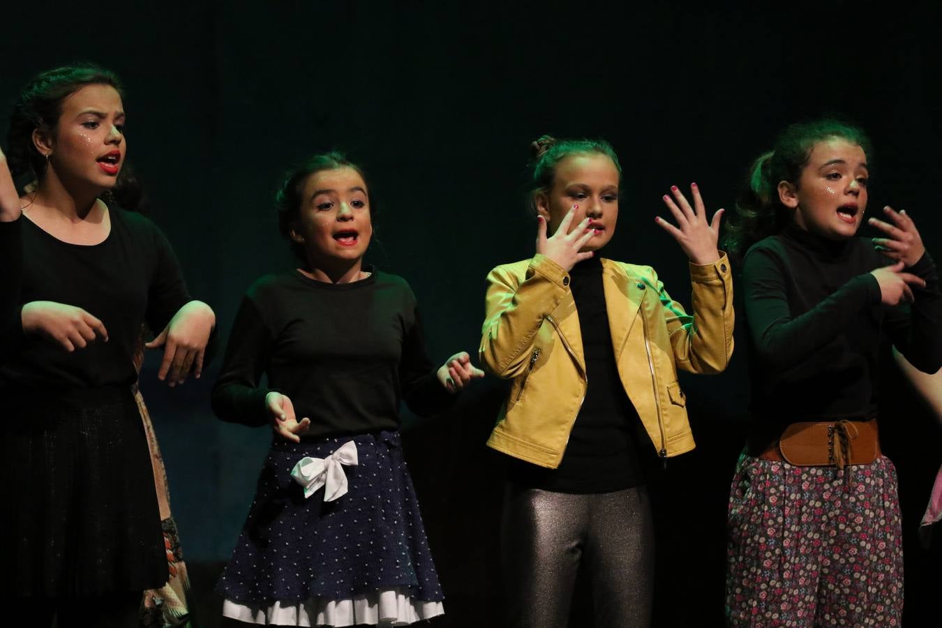 Los alumnos y alumnas de sexto de primaria del C. E. I. P. 'El Rodeo' representaron, ayer, la obra teatral benéfica 'Náufragos, el paraíso perdido', obra de Juan Miguel López Vázquez. La entrada tuvo un precio simbólico de 2 euros que irá destinado a Cruz Roja y 'Andade'. Este sábado, 6 de abril, volverán a representar la citada obra en el Cine-Teatro Balboa, a las 19:30 horas.