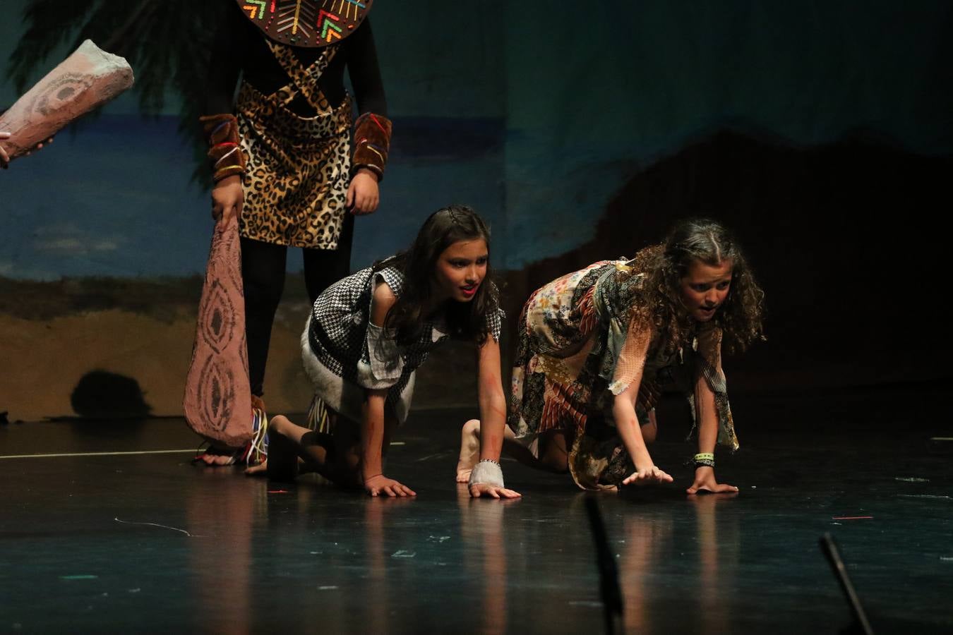 Los alumnos y alumnas de sexto de primaria del C. E. I. P. 'El Rodeo' representaron, ayer, la obra teatral benéfica 'Náufragos, el paraíso perdido', obra de Juan Miguel López Vázquez. La entrada tuvo un precio simbólico de 2 euros que irá destinado a Cruz Roja y 'Andade'. Este sábado, 6 de abril, volverán a representar la citada obra en el Cine-Teatro Balboa, a las 19:30 horas.