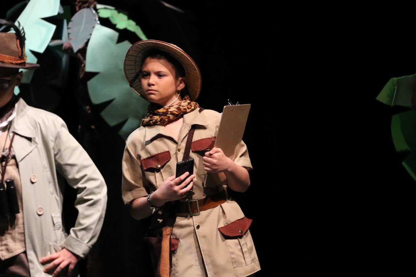 Los alumnos y alumnas de sexto de primaria del C. E. I. P. 'El Rodeo' representaron, ayer, la obra teatral benéfica 'Náufragos, el paraíso perdido', obra de Juan Miguel López Vázquez. La entrada tuvo un precio simbólico de 2 euros que irá destinado a Cruz Roja y 'Andade'. Este sábado, 6 de abril, volverán a representar la citada obra en el Cine-Teatro Balboa, a las 19:30 horas.