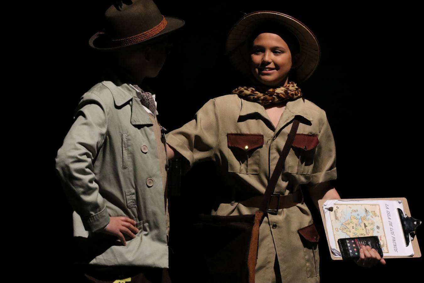Los alumnos y alumnas de sexto de primaria del C. E. I. P. 'El Rodeo' representaron, ayer, la obra teatral benéfica 'Náufragos, el paraíso perdido', obra de Juan Miguel López Vázquez. La entrada tuvo un precio simbólico de 2 euros que irá destinado a Cruz Roja y 'Andade'. Este sábado, 6 de abril, volverán a representar la citada obra en el Cine-Teatro Balboa, a las 19:30 horas.