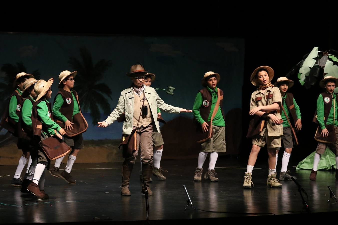 Los alumnos y alumnas de sexto de primaria del C. E. I. P. 'El Rodeo' representaron, ayer, la obra teatral benéfica 'Náufragos, el paraíso perdido', obra de Juan Miguel López Vázquez. La entrada tuvo un precio simbólico de 2 euros que irá destinado a Cruz Roja y 'Andade'. Este sábado, 6 de abril, volverán a representar la citada obra en el Cine-Teatro Balboa, a las 19:30 horas.