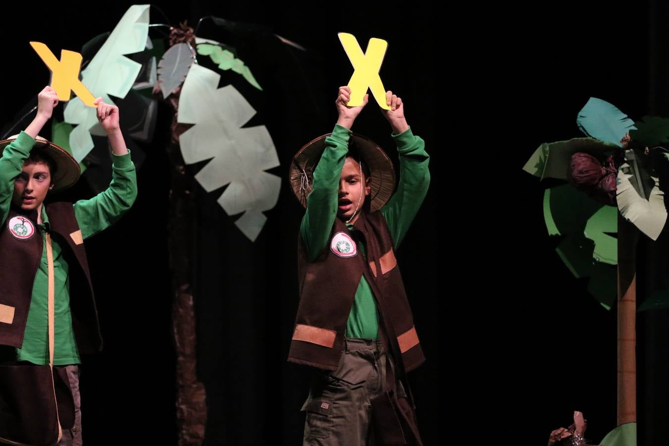 Los alumnos y alumnas de sexto de primaria del C. E. I. P. 'El Rodeo' representaron, ayer, la obra teatral benéfica 'Náufragos, el paraíso perdido', obra de Juan Miguel López Vázquez. La entrada tuvo un precio simbólico de 2 euros que irá destinado a Cruz Roja y 'Andade'. Este sábado, 6 de abril, volverán a representar la citada obra en el Cine-Teatro Balboa, a las 19:30 horas.