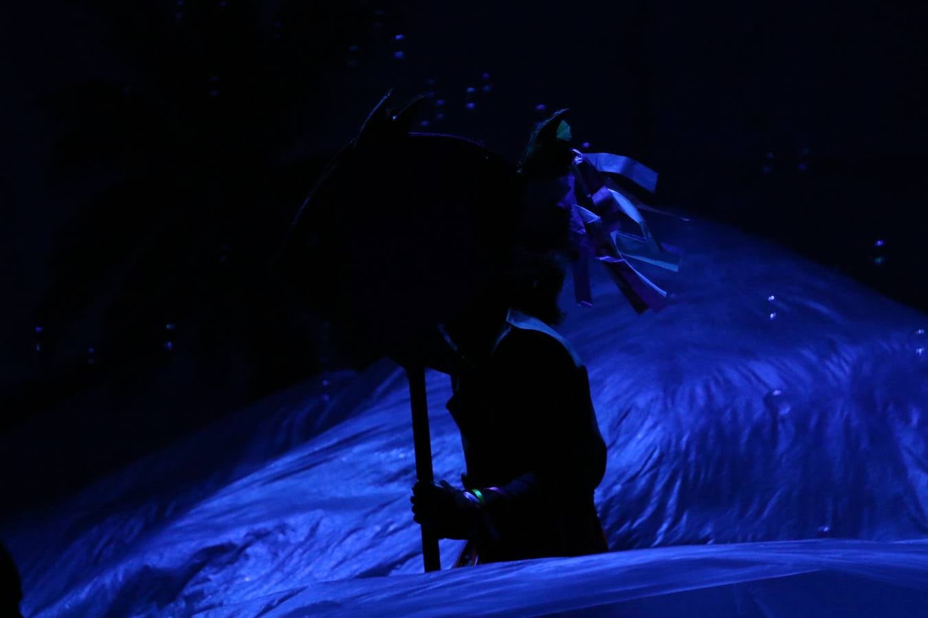 Los alumnos y alumnas de sexto de primaria del C. E. I. P. 'El Rodeo' representaron, ayer, la obra teatral benéfica 'Náufragos, el paraíso perdido', obra de Juan Miguel López Vázquez. La entrada tuvo un precio simbólico de 2 euros que irá destinado a Cruz Roja y 'Andade'. Este sábado, 6 de abril, volverán a representar la citada obra en el Cine-Teatro Balboa, a las 19:30 horas.