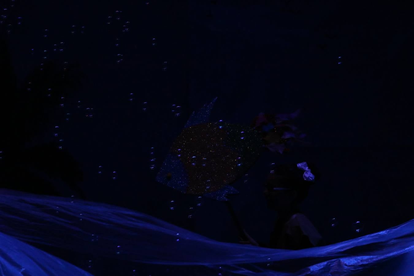 Los alumnos y alumnas de sexto de primaria del C. E. I. P. 'El Rodeo' representaron, ayer, la obra teatral benéfica 'Náufragos, el paraíso perdido', obra de Juan Miguel López Vázquez. La entrada tuvo un precio simbólico de 2 euros que irá destinado a Cruz Roja y 'Andade'. Este sábado, 6 de abril, volverán a representar la citada obra en el Cine-Teatro Balboa, a las 19:30 horas.